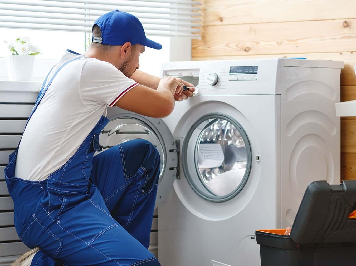 Técnico reparando electrodoméstico Balay en Muelas del Pan